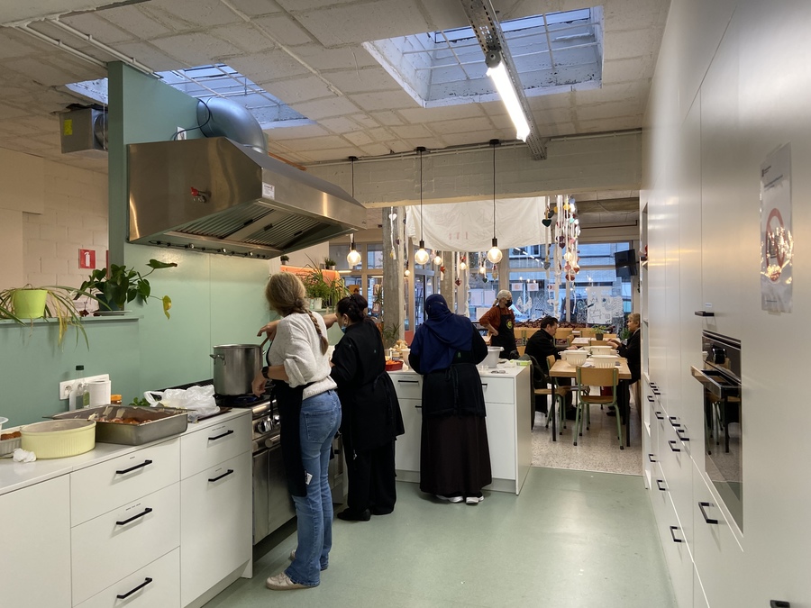 Bewoners koken samen in de keuken van Dinamo